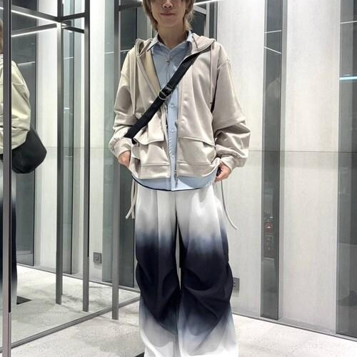 個性的なパンツを使ったホワイト...