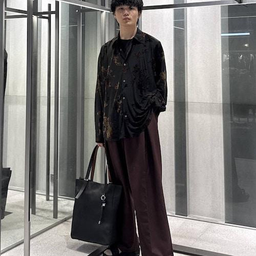 ラフな大人コーデ柄物で秋物とは...