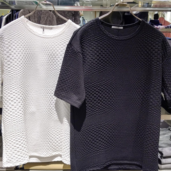 夏場に着れるモノトーンTシャツ！
