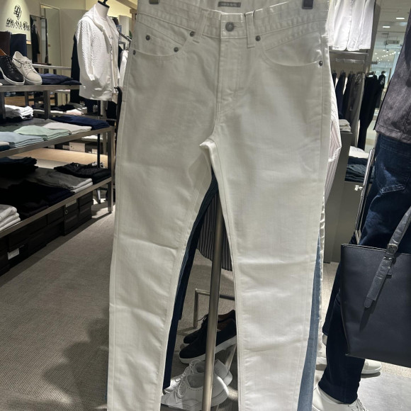 新作デニムパンツ