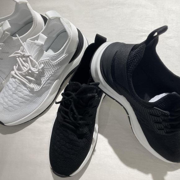 新作スニーカー