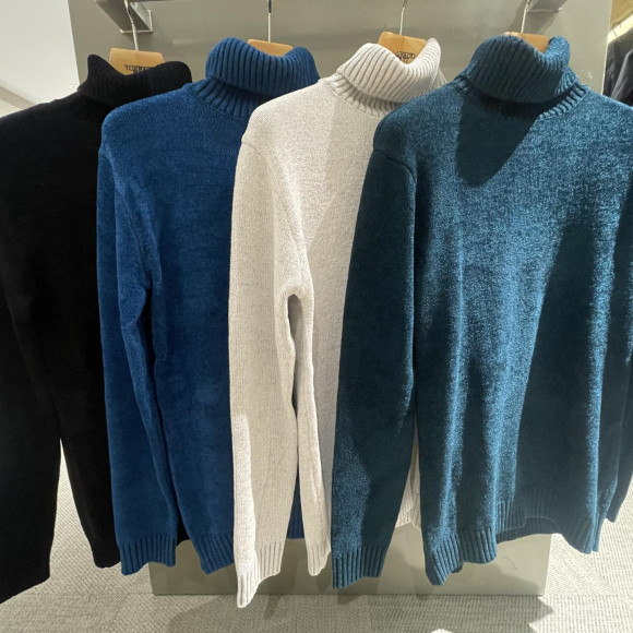 HIGH STREETタートルネック