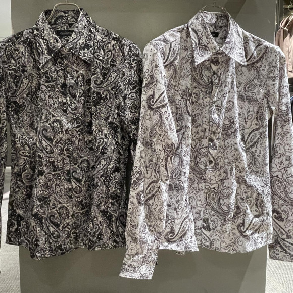 เสื้อเชิ้ต TORNADO MART แบบหรือลวดลายโค้งเหมือนขนนก