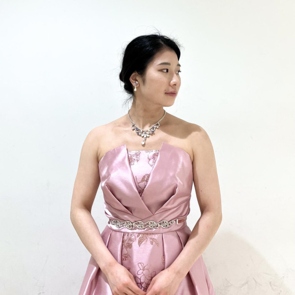 無地にフラワーグリッターが映えるAラインドレスのご紹介⭐︎