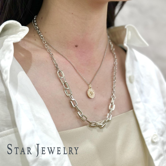 シルバーネックレスコーデ