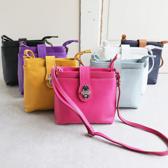 ■Cross body bag with metal fittings■