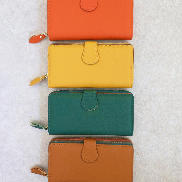 ■カラフルな長財布が入荷■