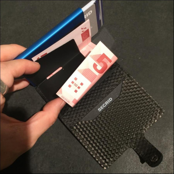 【新品・未使用】 SECRID ミニウォレット ブラック　レッド セクリッド カードケース/三つ折り財布（札入れ）/ミニ財布 財布
