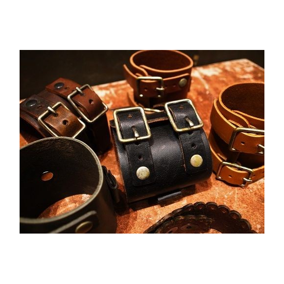 gbb custom leather ジョニーデップモデル カフ ブレスレット-