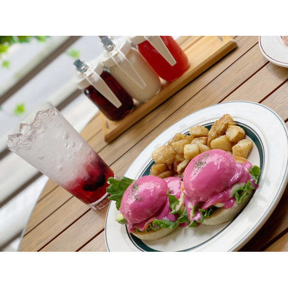 春らしいピンク色のメニューが登場 ビーツソースのピンクベネディクト Eggs N Things ショップニュース 名古屋parco パルコ