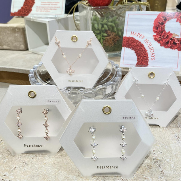 【ギフトに♡】4つ花モチーフアクセサリー