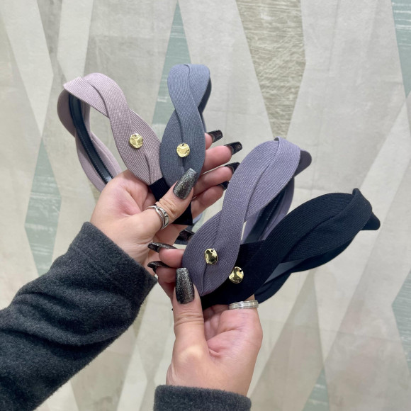 【新作】メタルパーツ付きストライプ調カチューシャ