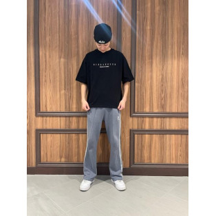 トップスはA4AのTシャツです...