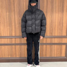 戴着邓肯锡兰的羽绒服...