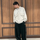 ジャージ生地のパンツにシャツを...