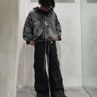 緩めのパーカーにカーゴパンツで...