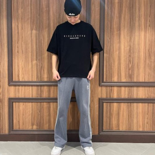 トップスはA4AのTシャツです...