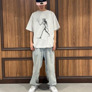 ホワイトランドのTシャツを着ま...