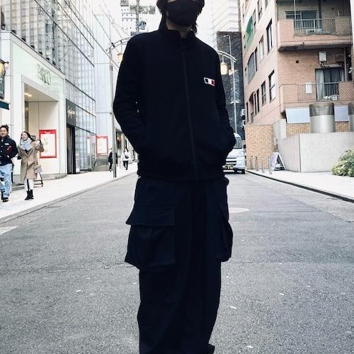 オールブラックストリートコーデ...