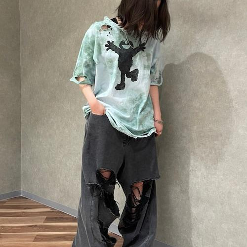 膝部分に大胆にダメージ加工が施...