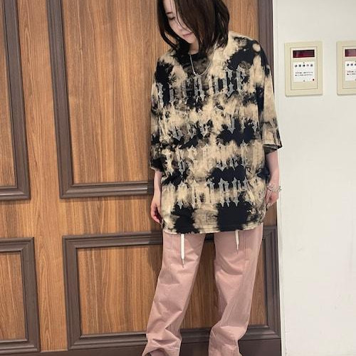 全体的に施されたブリーチ加工が...