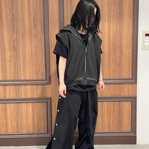 サイドのスナップがアクセントに...