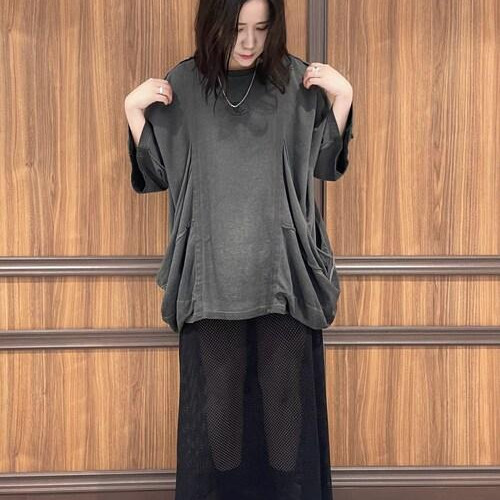 サイドに施された大き目のポケッ...