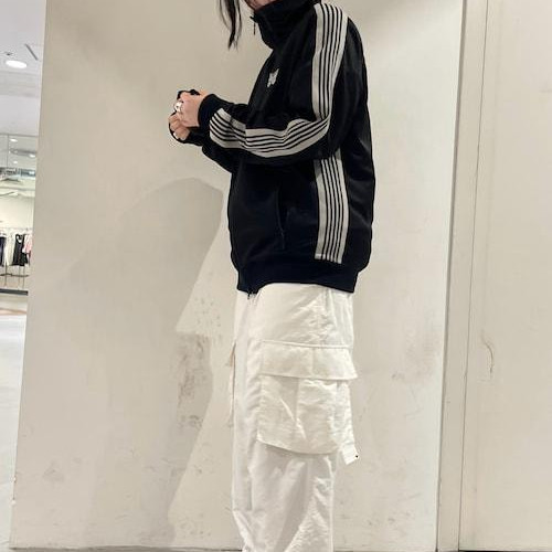 パンツの程よい厚みなのでデザイ...