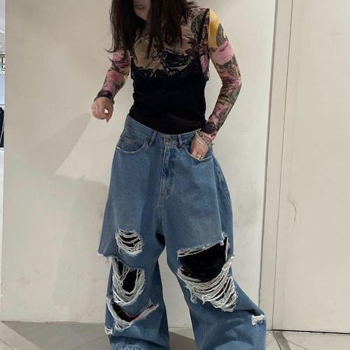 膝部分に大胆にダメージ加工が施...