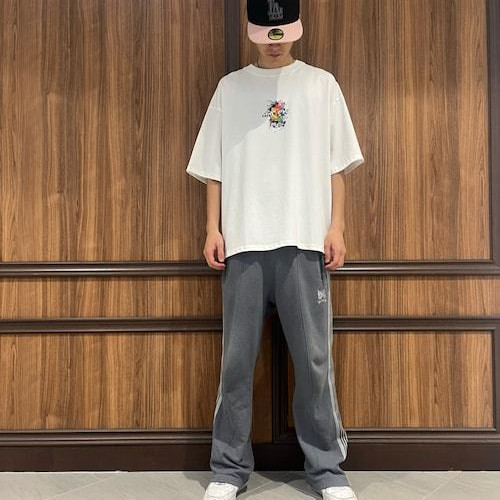 Topps ใส่เสื้อยืดของ A4A...