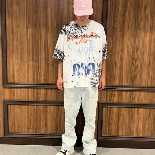 단케세인 티셔츠를 입었습니다...