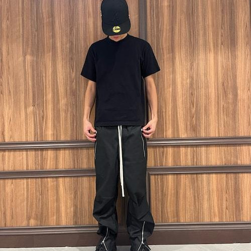 ダンケシェーンのパンツを着用し...
