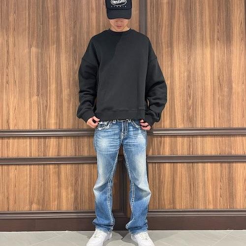 ホワイトランドのトレーナーを着...