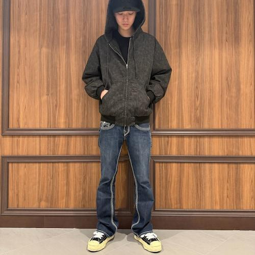 ホワイトランドのパーカーを着ま...