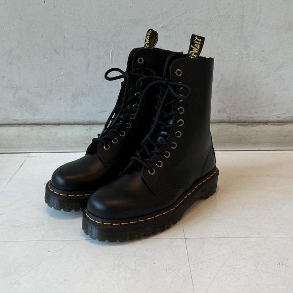 Dr.Martens 〙1490 バックジップブーツ | ドクターマーチン・ショップ