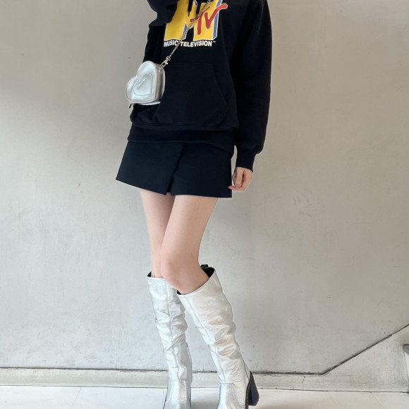 シルバーカラーのロングブーツが登場☆