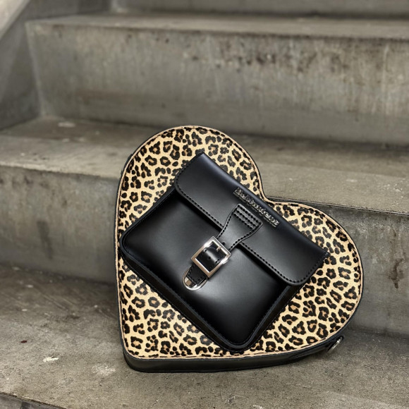 ♡あなたはどっち派？甘辛なハートバッグの登場♡