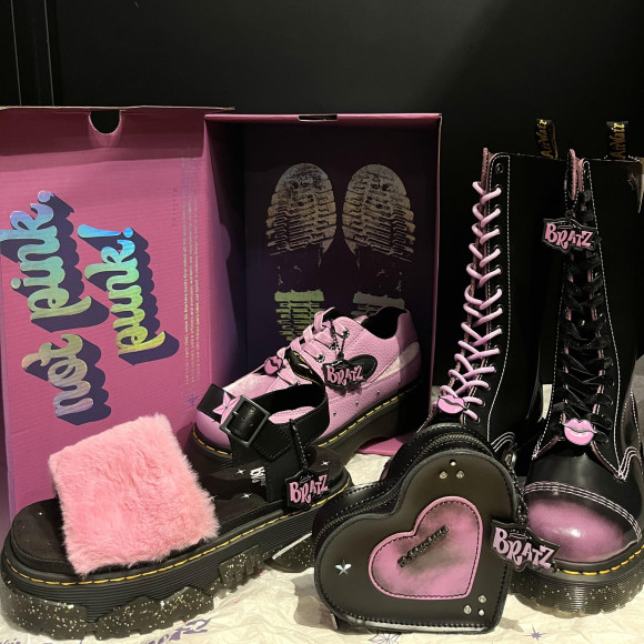 [การทำงานร่วมกันผลงานใหม่] สี PINK ที่ BRTAZ Dr.Martens วาตูน่ารัก และเป็นการที่ยางแบน☆