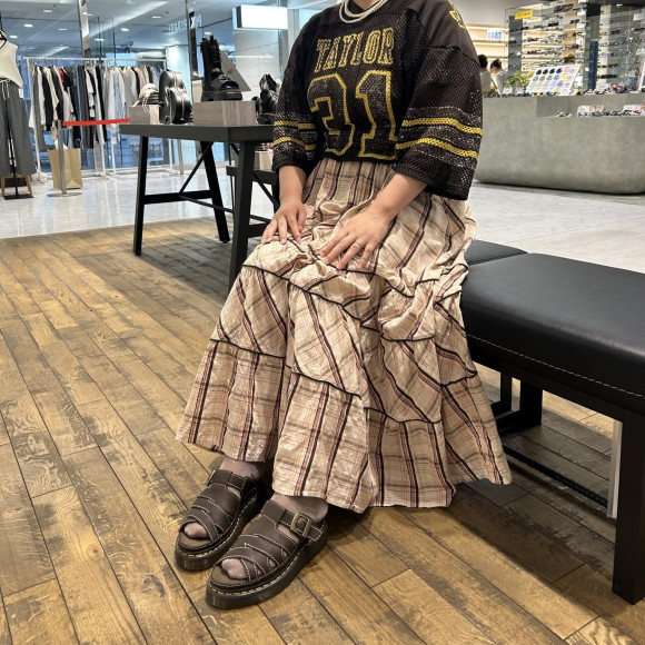 ★棕色和白色的刺綉很時尚!皮帶涼鞋★