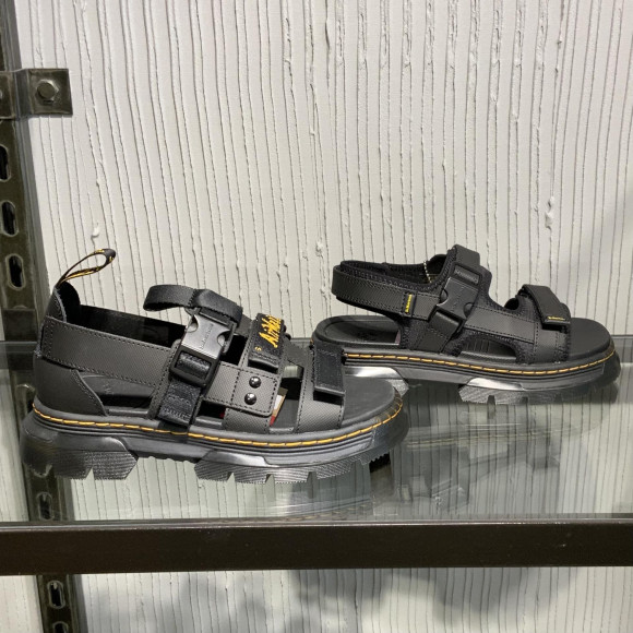 ★☆{Dr.Martens}☆★サマーセール開催中！！人気のサンダルが20%OFF！