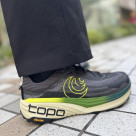 【topo/トポ】走りを支える、頼れる一足。