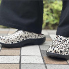 【OOFOS/ウーフォス】足元に、ちょっと大胆な遊び心を。
