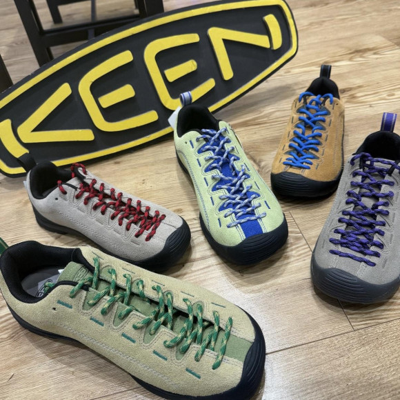 【KEEN / キーン】街も山もスマートにこなす一足♪