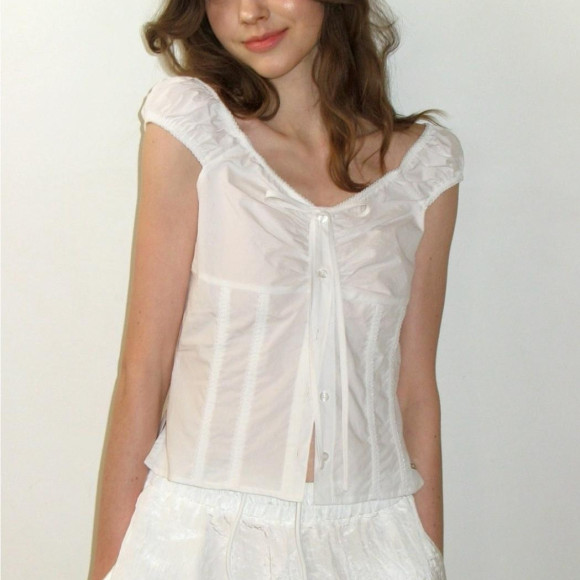 Popular branded tops that are popular from CRAN appear CK✮