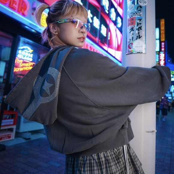 ˖*.✧ ゜ ที่ที่น่าหลงใหลถึงรูปลักษณ์ที่มองจากด้านหลังกับพลอยเทียมไม่มีสี