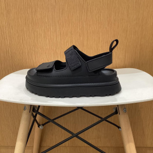 【UGG】昨年も大人気の厚底サンダルが入荷しました～！