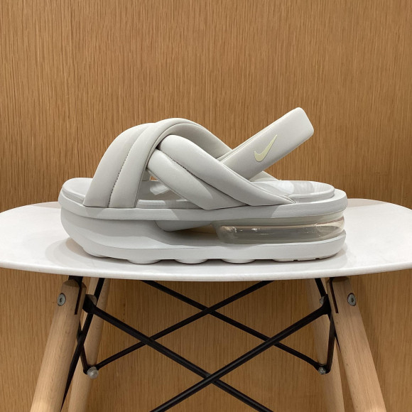 【NIKE】 Super comfortable shoes are now available in a platform style.