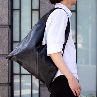 あずま袋に通ずる革のマルシェバッグ