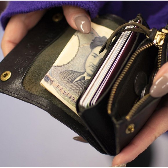 大人気のミニ財布「トラッカーミニウォレット」が再入荷しており