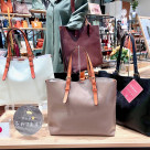 シンプルで大容量の本革トートバッグ